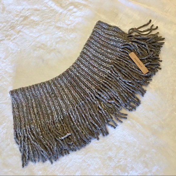 Gray boucle knit fringe scarf - Picture 4 of 4